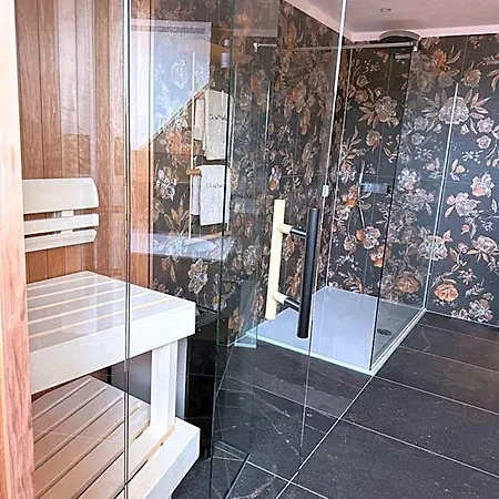 Hotel-restaurant Kostbar فندق *