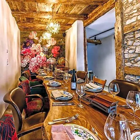 Hotel-restaurant Kostbar فندق *